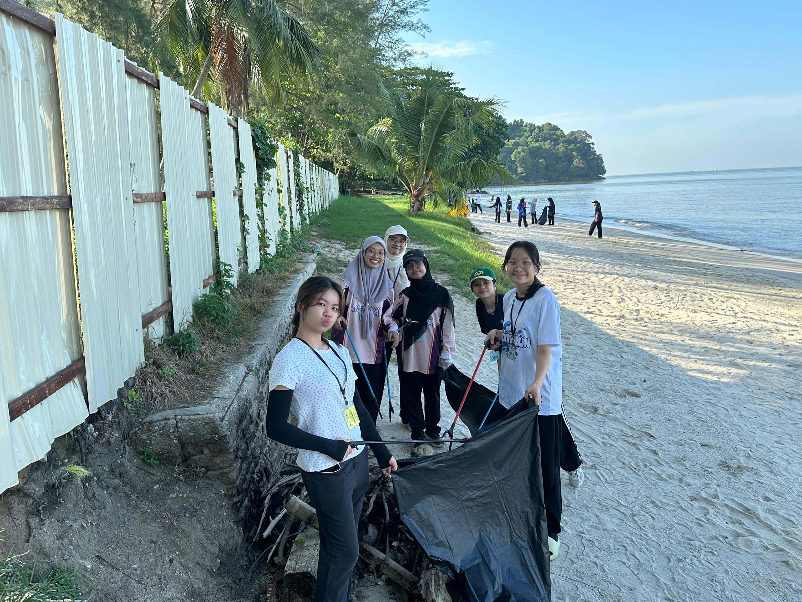BEACH CLEAN UP BUILDS NETWORK AND RESPONSIBILITIES 8